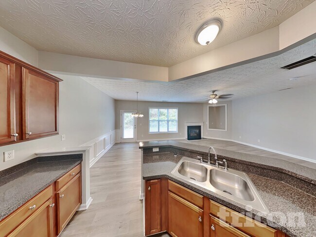 Foto del edificio - 8129 Brookbend Dr