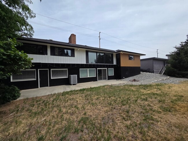 Building Photo - 4 Bed 2 Bath Golf Course Living
