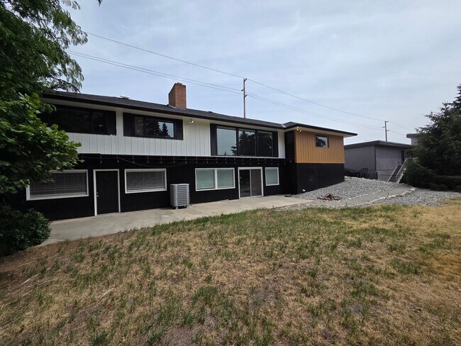 Foto del edificio - 4 Bed 2 Bath Golf Course Living