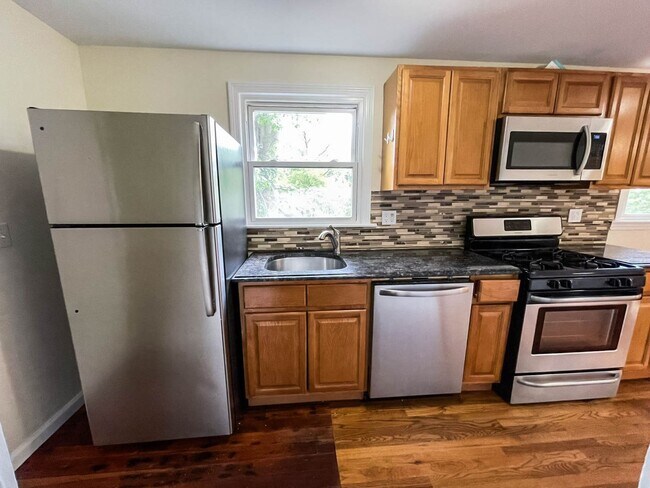 Foto del edificio - Beaver Hills 3-Bedroom w/ Landry and Off-Street Parking