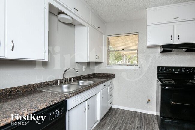 Foto del edificio - 308 Bluebonnet St