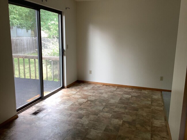 Foto del edificio - NE 3 BDRM, 2 Bath House, NEW Carpet & Pain...