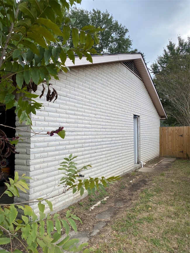 Building Photo - 415 N Forest Blvd