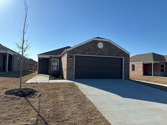 Foto del edificio - *Pre-leasing* Three Bedroom | Two Bath Hom...