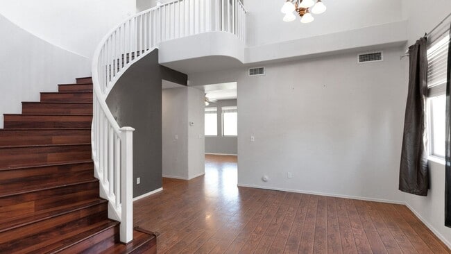 Building Photo - Charming 2 story 4BR, 2LR, and a Dent  Hou...