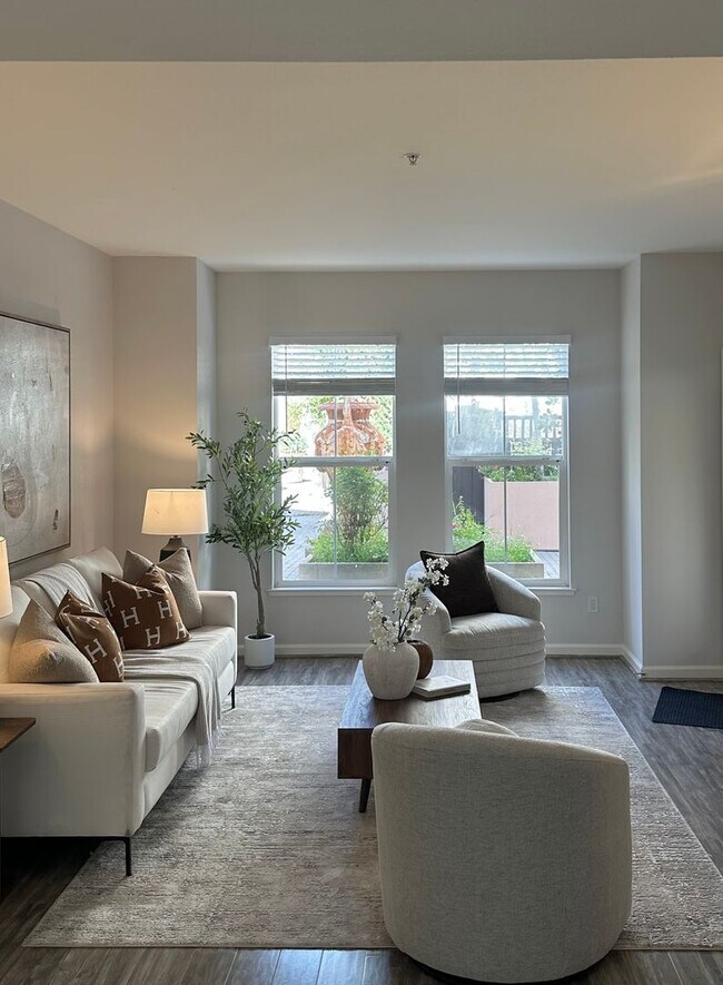 Foto del edificio - Fabulous ground floor condo, private patio, walk to train/shopping, fresh, updated, gorgeous!