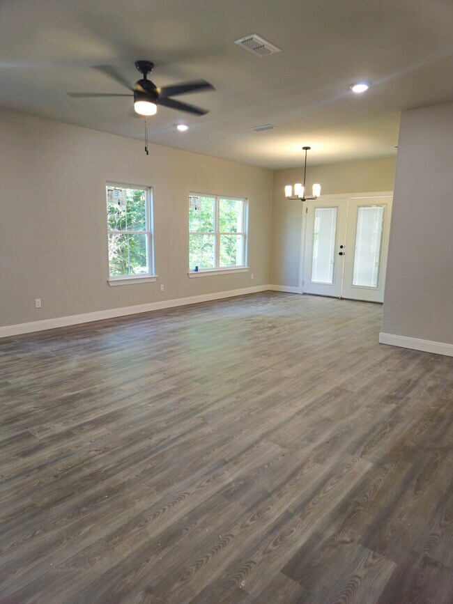 Building Photo - 514 E Chase St