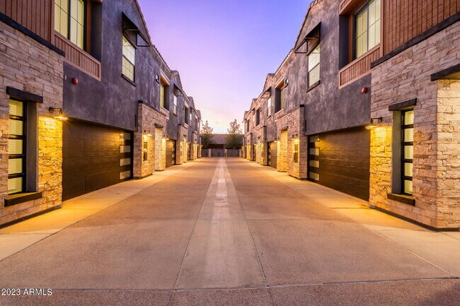 Foto del edificio - Exclusive Urban Sanctuary—Sophisticated Townhouse in Vibrant Phoenix