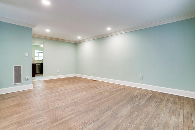Building Photo - 2428 S Walter Reed Dr