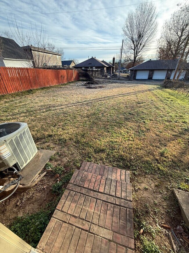 Building Photo - 3 Bed 1.5 Bath House Total Electric close to U of A Fort Smith