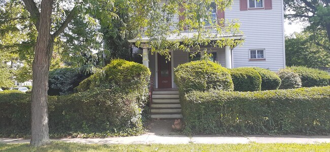 Foto del edificio - 17405 Woodford Ave