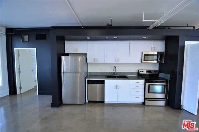 Building Photo - 846 S Broadway