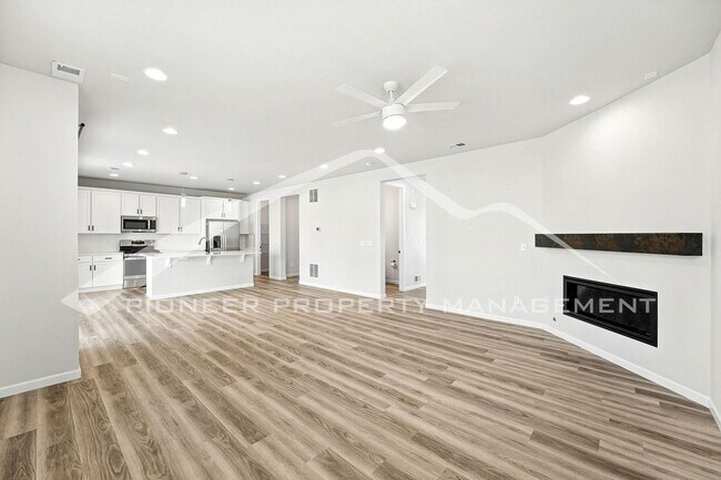 Foto del edificio - Spacious Home with 2-Car Garage and Centra...