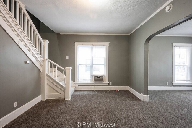 Building Photo - 3247 N Kenwood Ave