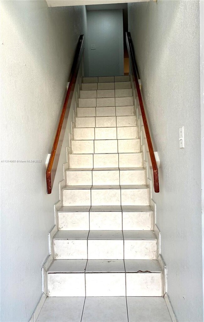 Foto del edificio - 950 SW 104th Ct
