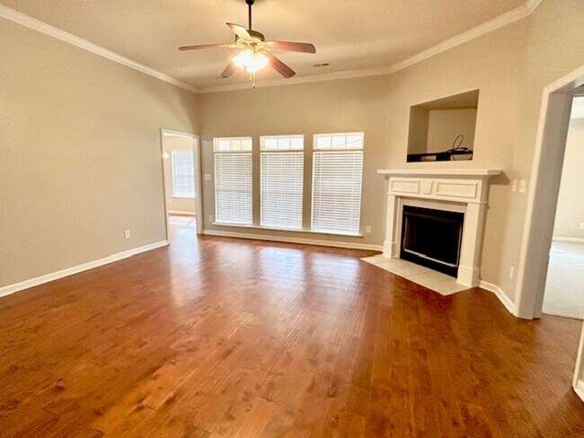 Foto del edificio - Coming soon! 10/10 Charming 3-bedroom bric...