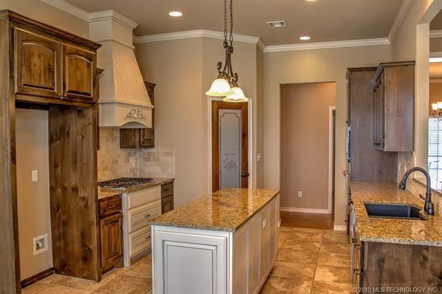 Building Photo - Beautiful 3 Bedroom with Game Room in Bixby.
