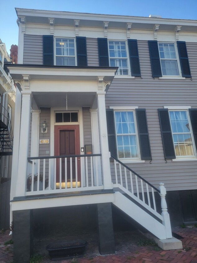 Primary Photo - Fully furnished 3 bed, 2.5 baths townhome ...