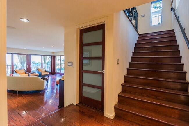 Foto del edificio - 2089 Sunset Plaza Dr