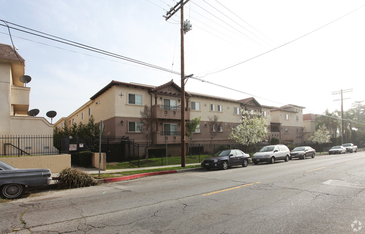Foto del edificio - Los Robles Apartments