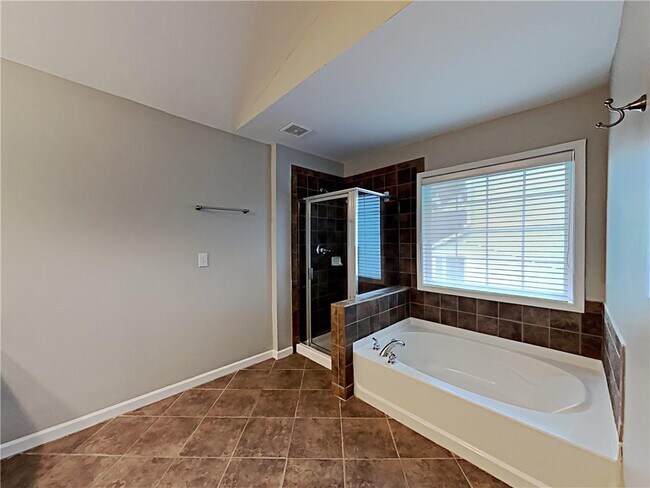 Building Photo - 2184 Longmont Dr