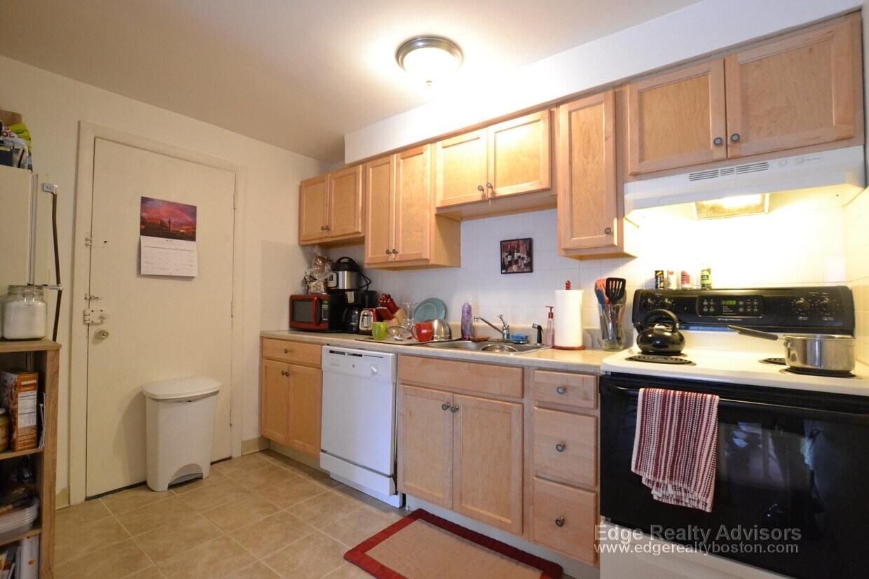 Primary Photo - 245 Kelton St