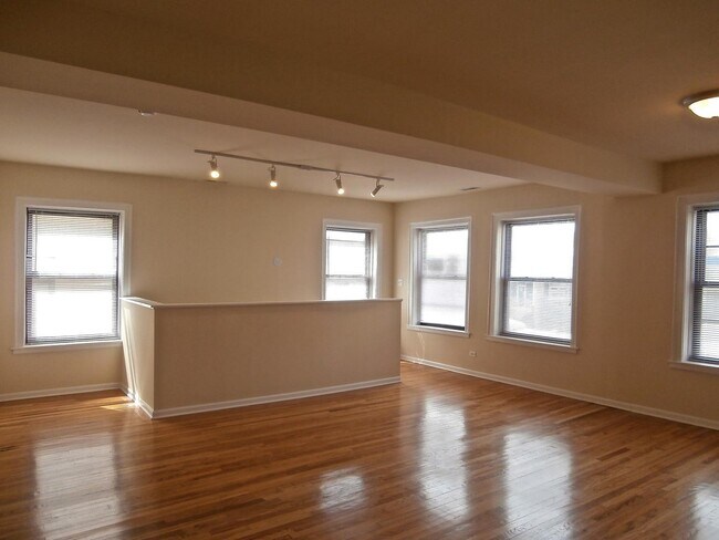 Building Photo - 2803 W Lawrence Ave