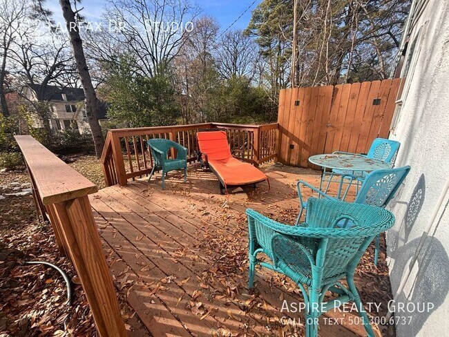 Building Photo - Stylish, Furnished Hillcrest Studio