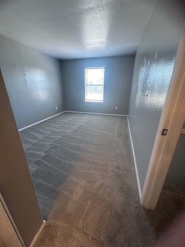 Building Photo - Beuti-ful Town home Ready to Move in!