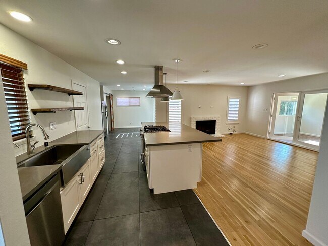 Building Photo - Willowmont Home with Open Floor Plan