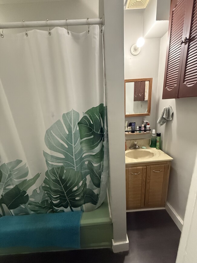 Building Photo - 129 Langside St