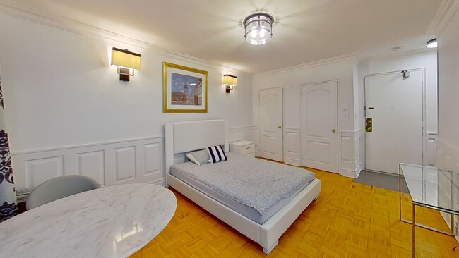 Living Area - 710 Spadina Av