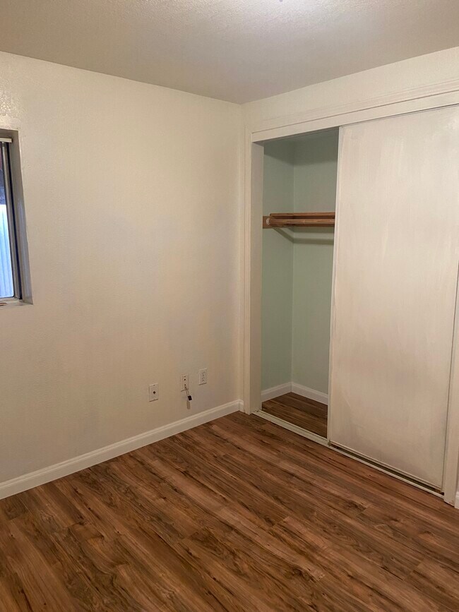 Small room - $1000 - 168 Santa Barbara Ave