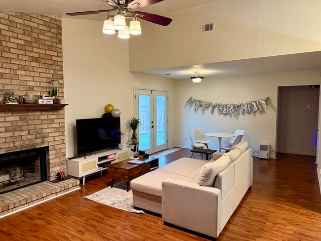 Building Photo - 212 Finn Cir