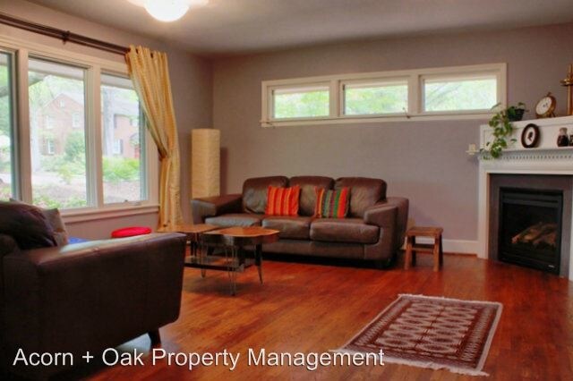 Building Photo - 4 br, 3.5 bath House - 915 W. Knox St.
