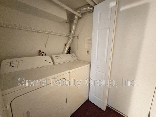 Building Photo - 250 W Whispering Oaks Ln