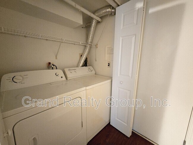 Foto del edificio - 250 W Whispering Oaks Ln