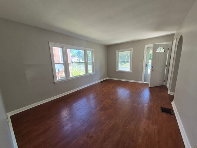 Building Photo - Fully remodeled!!