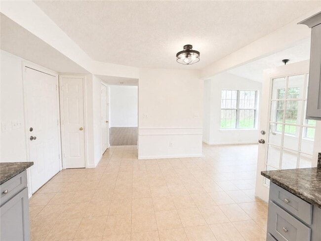 Building Photo - 2095 Glynmoore Dr