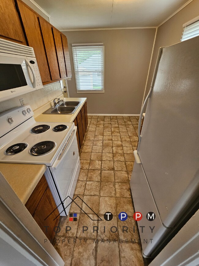 Building Photo - 3 Bedroom | 1 Bathroom Single Family Ranch...