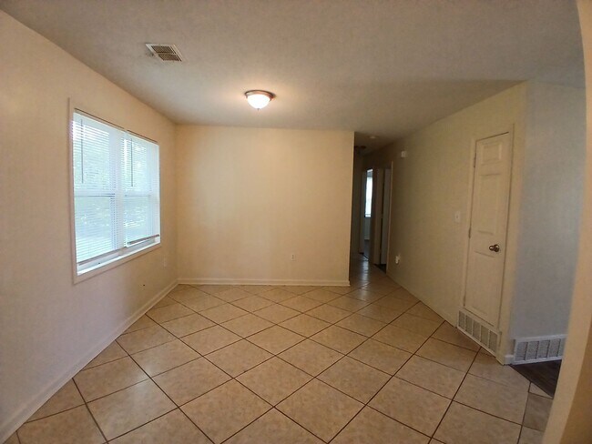 Foto del edificio - Remolded 3 bedroom 1 bath home - Westwood