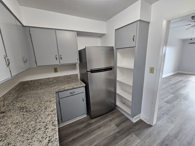 Foto del edificio - Remodeled High Rise in Forest Acres