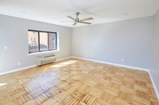 Building Photo - 1600 Parkview Ave