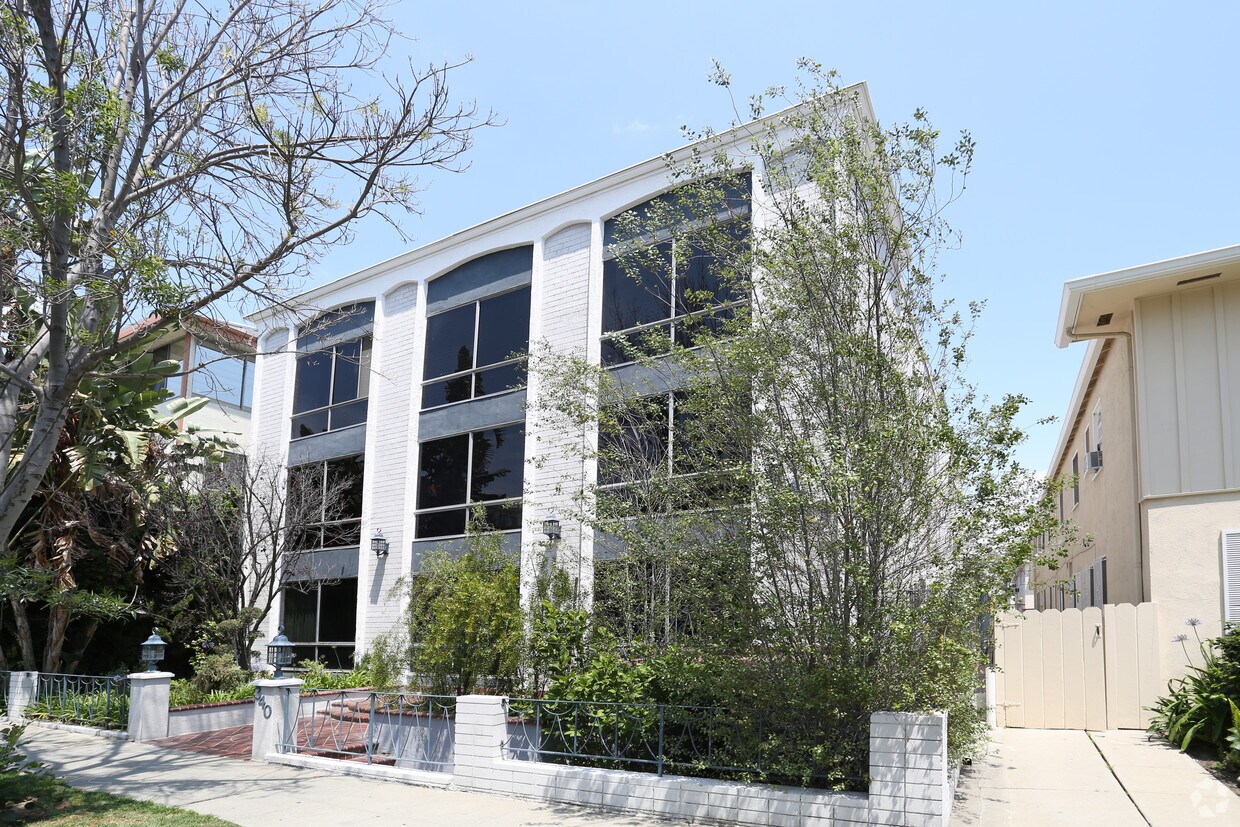 Primary Photo - 340 S Elm Dr