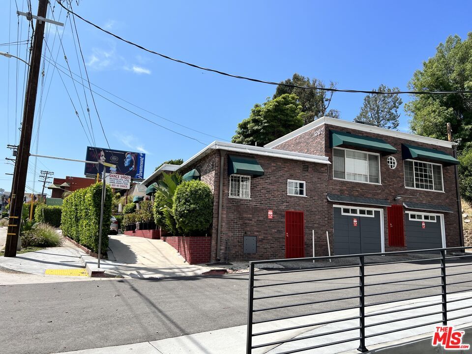 Primary Photo - 3393 Barham Blvd