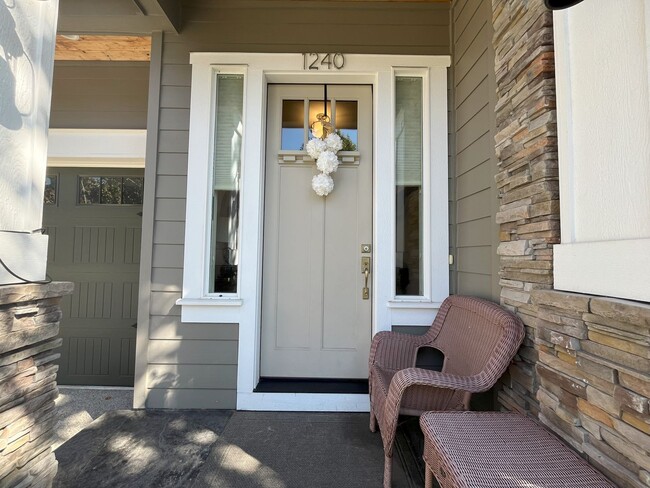 Building Photo - Expansive 4-Bedroom Home with Office, Ente...