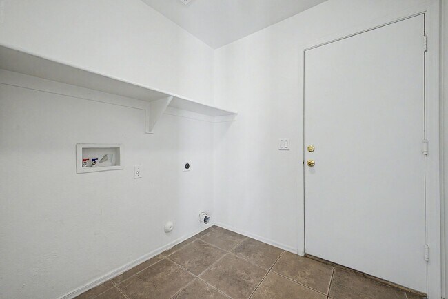 Foto del edificio - Tons of Updates! New Interior Paint, 3 bedroom, 2.5 bath, 2 car garage