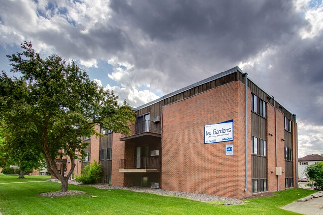 Ivy Gardens - Collective Apartments in North Fargo