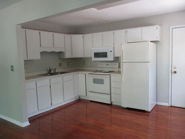 Building Photo - 3329 Southdale Dr