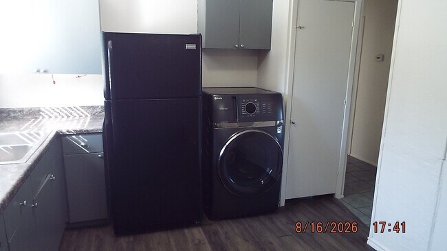 Building Photo - 807 Stonegate Dr
